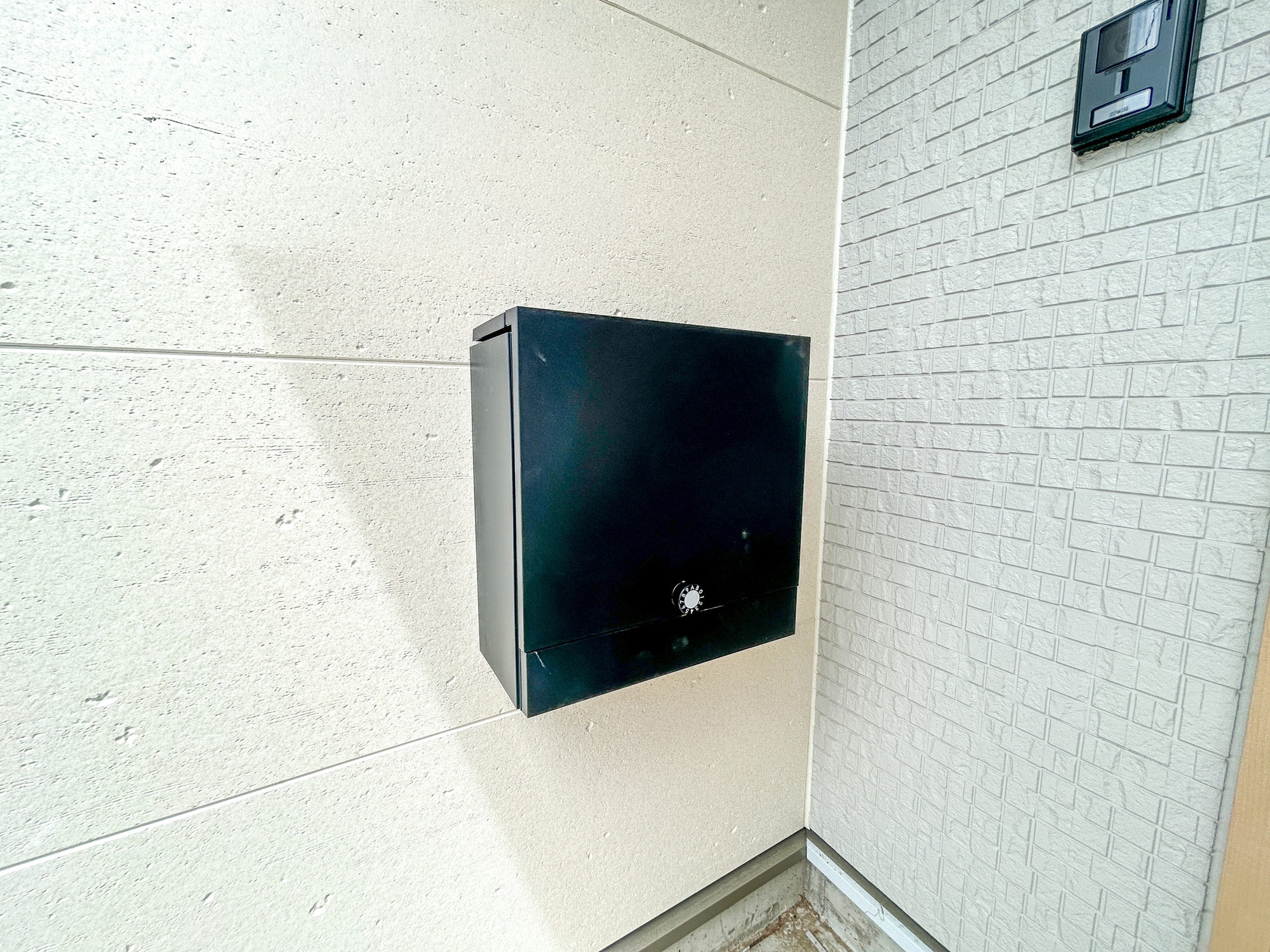 前橋市川原町第4　新築住宅全3棟のその他共用部分|玄関わきに設置された郵便ポスト。玄関近くで取り出しにお庭まで行かずとも取れますね。
