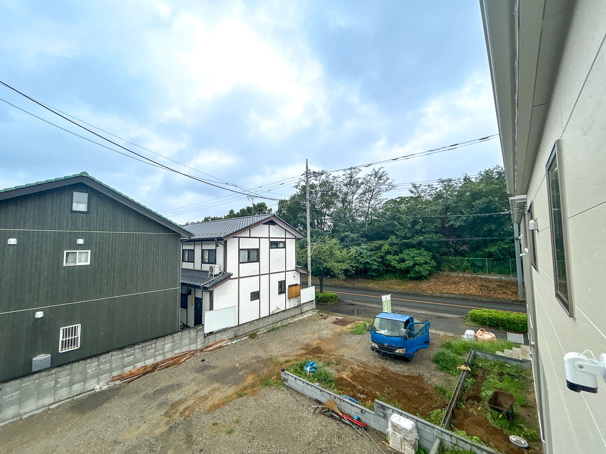 前橋市川原町第4　新築住宅全3棟の前面道路含む現地写真|隣地との距離が確保されているので開放感のある眺望♪