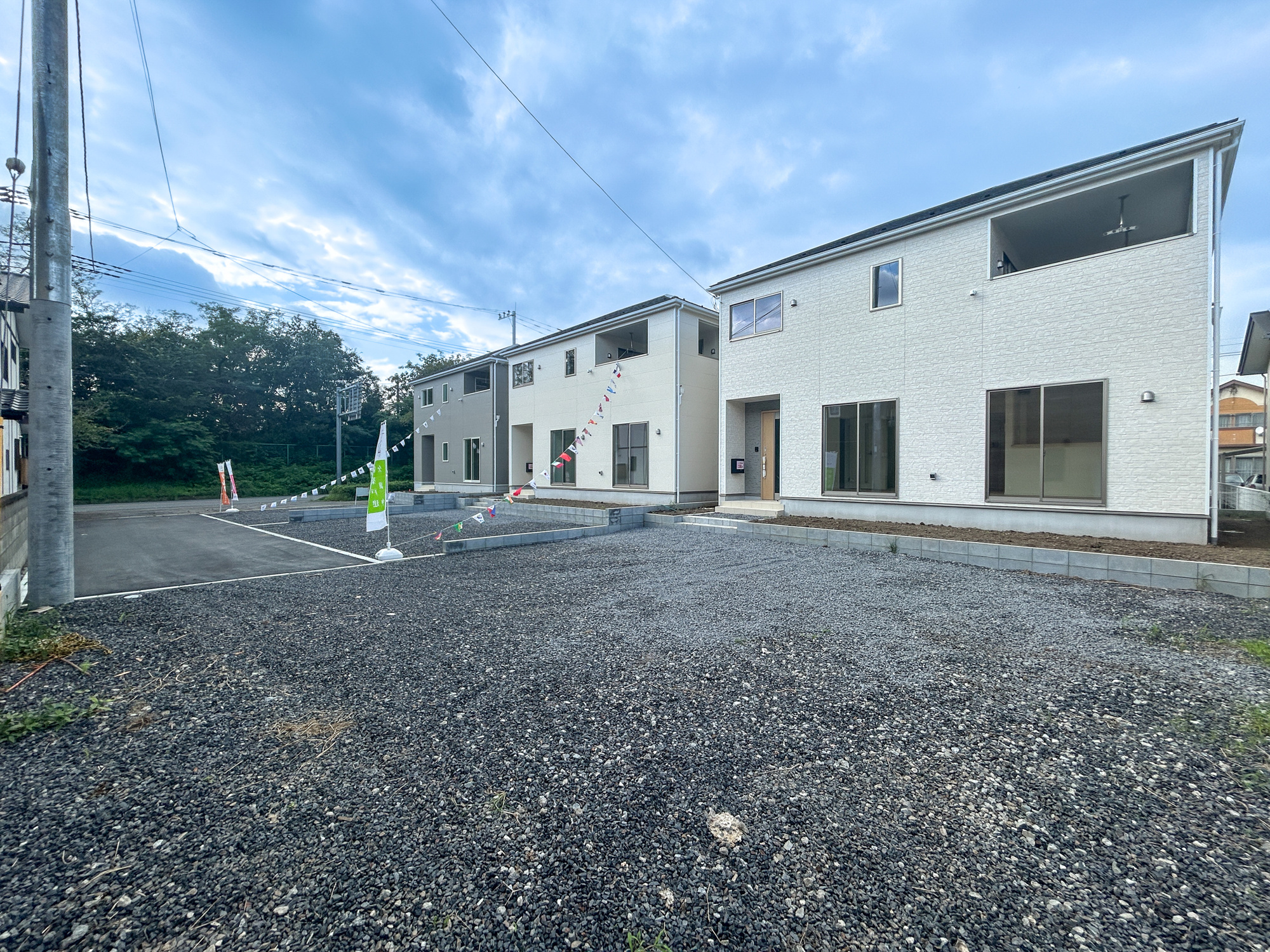 前橋市川原町第4　新築住宅全3棟の前面道路含む現地写真|低層の一戸建てを中心とした街並みが整然と続き、周辺は高い建物が建っていないので、採光や開放性に恵まれ、空が広く緑の多い閑静な趣を感じる環境です。

