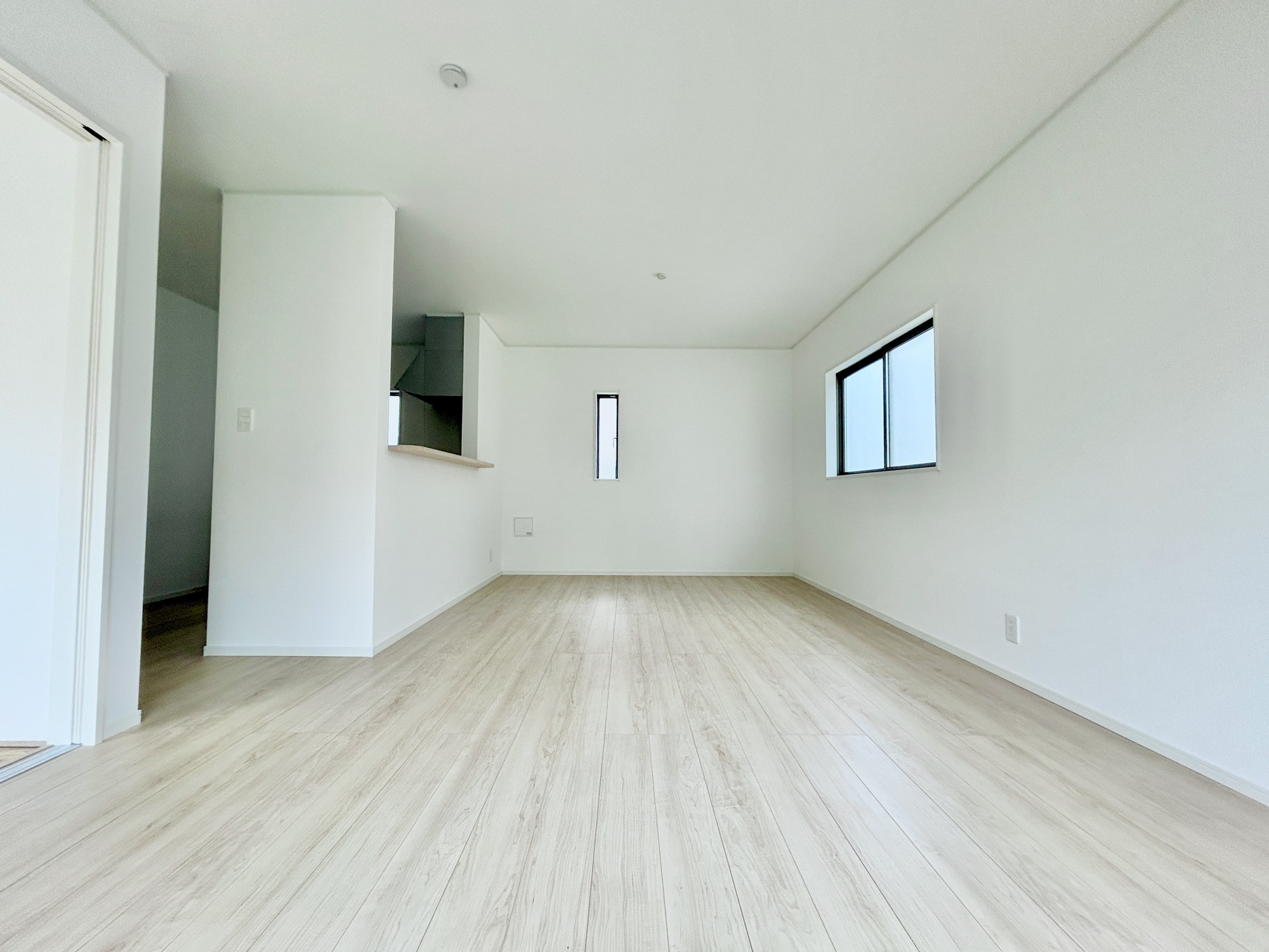 前橋市川原町第4　新築住宅全3棟の居間・リビング|室内にいても、たっぷりの陽光と爽やかな風を感じて頂ける、開放感あふれるリビングです。
ご家族と穏やかに過ごす、心地の良い時間が流れます。