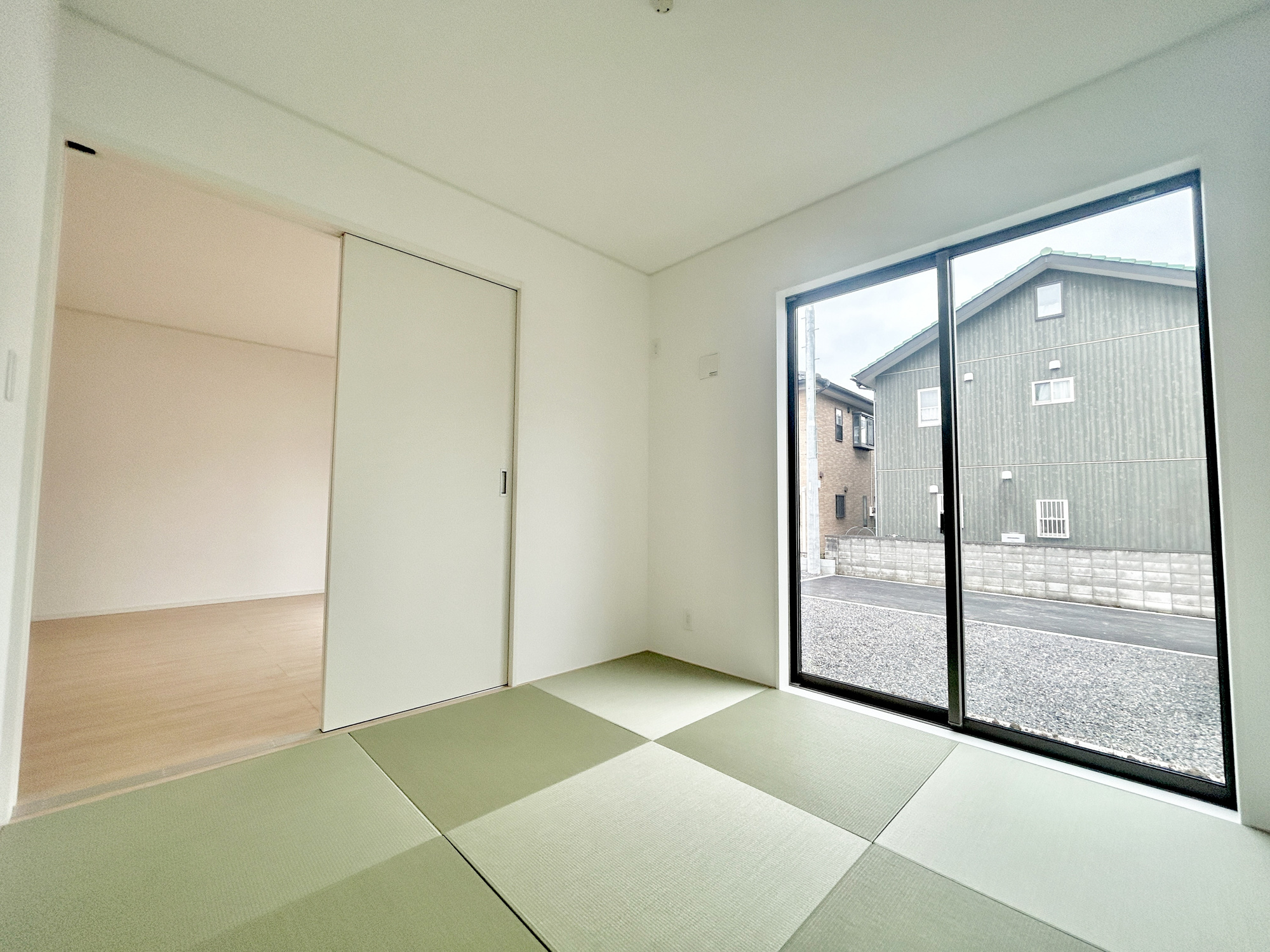 前橋市川原町第4　新築住宅全3棟の和室|LDKと隣接した和室。
リビングから目が届く場所なので、お子様の遊び部屋・お昼寝スペースとして使うのもオススメです♪