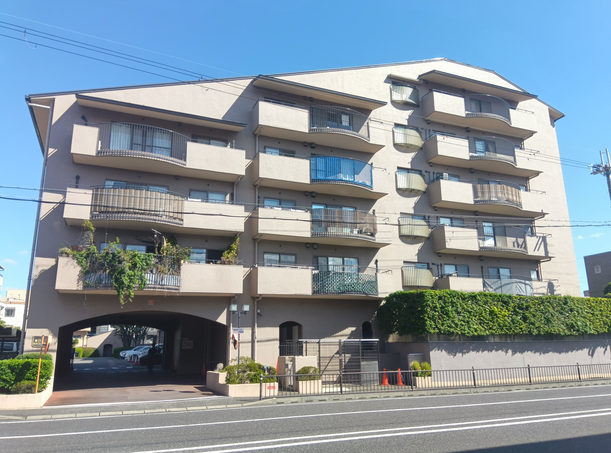 塚口ネオコーポラスの外観|西側の外観　お車はこちらの出入口をご利用いただけます。来客用駐車場もどうぞ。