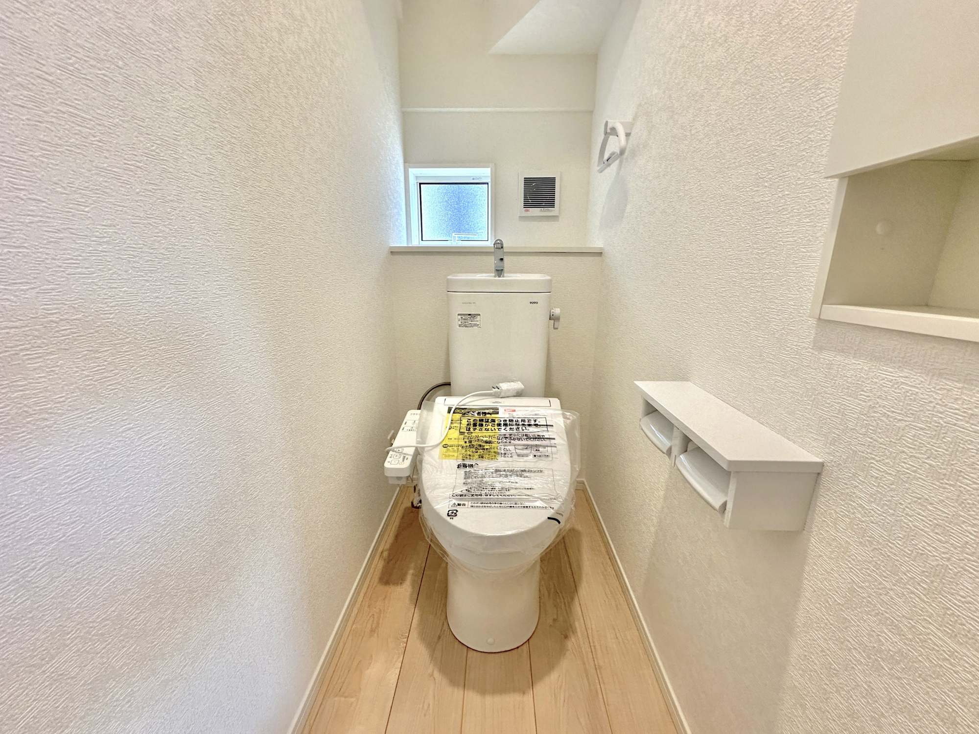 那須塩原市豊浦南町の新築一戸建のトイレ|【同社施工例】節水型でエコなトイレには、今では当たり前の洗浄付き。便座を温める機能もついていて、居心地良くてトイレから出られなくなるかも！換気用に換気扇はもちろん、窓も着いているので常に快適ですね♪