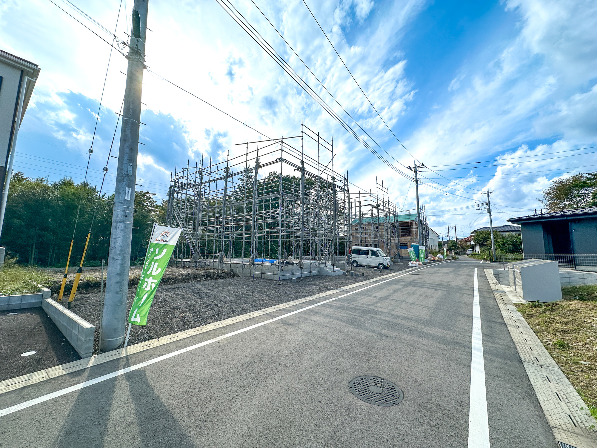 那須塩原市豊浦南町の新築一戸建の前面道路含む現地写真|閑静な住宅地で子育て家族にピッタリ。毎日のお散歩も快適な緑に恵まれたエリアで、自然に包まれた穏やかな暮らしを実現するための、ゆとりある住環境が整っています。


