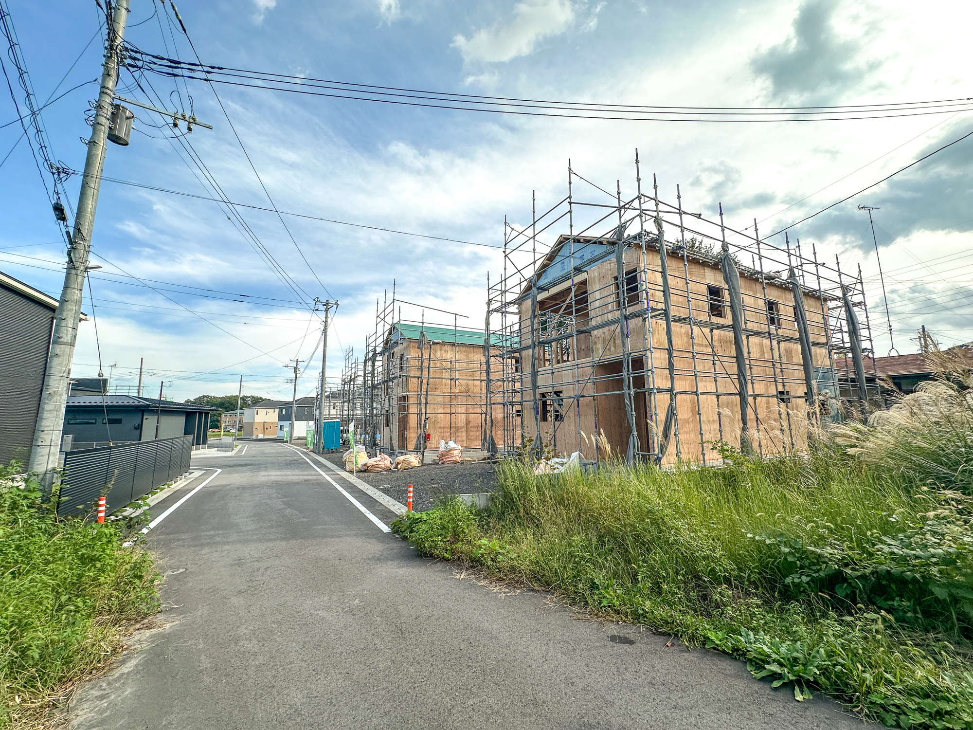 那須塩原市豊浦南町の新築一戸建の前面道路含む現地写真|低層の一戸建てを中心とした街並みが整然と続き、周辺は高い建物が建っていないので、採光や開放性に恵まれ、空が広く緑の多い閑静な趣を感じる環境です。

