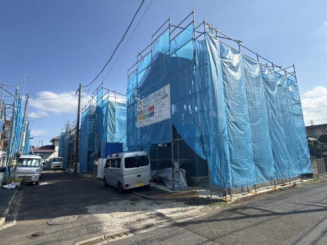 町田駅から歩いて平坦◆カースペース２台　～旭町　新築戸建～全8棟の外観|【現地外観】全8棟の分譲地
現在建築中・2026年10月完成予定。電動シャッター・床暖房・タッチレス水栓など、生活に嬉しい機能・設備が充実！住みよい好立地に新築分譲8棟が誕生いたします。