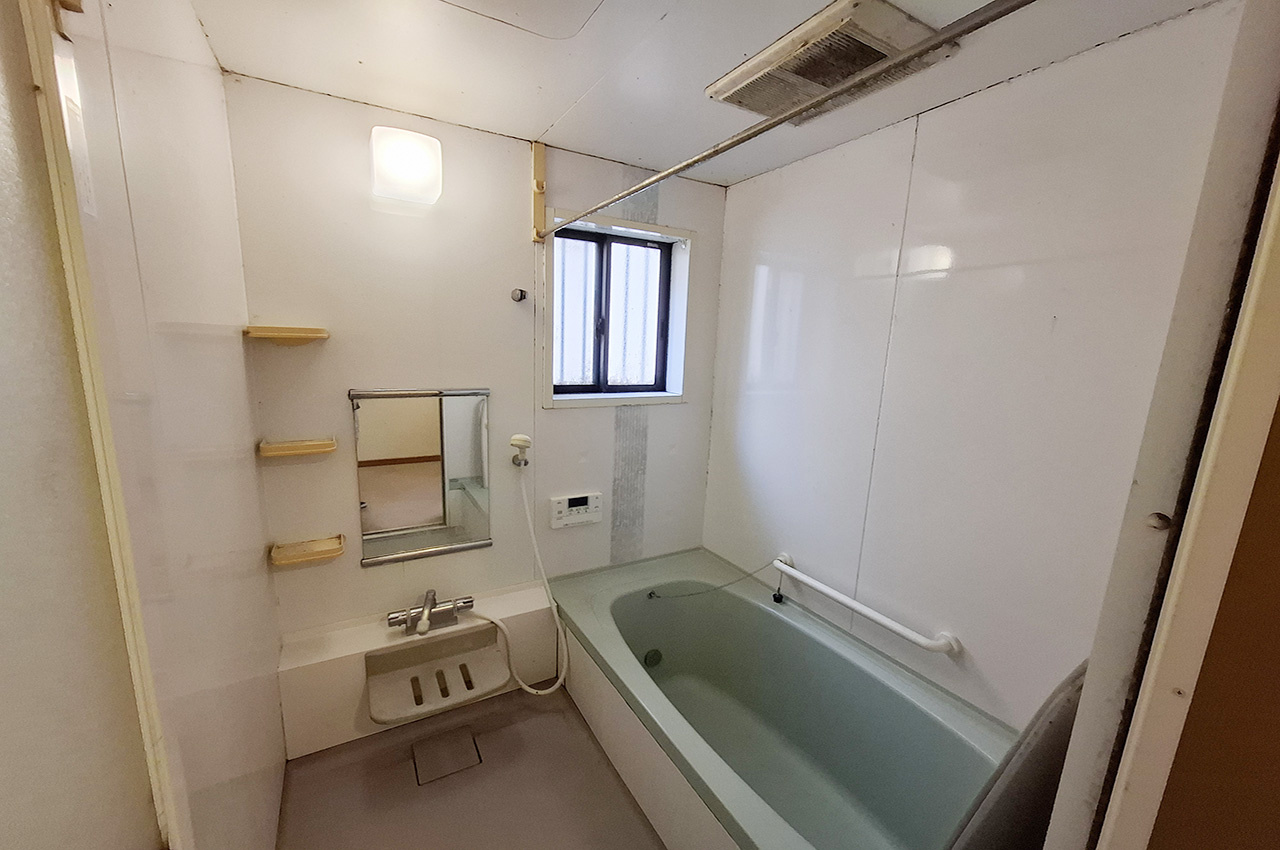 和泉市唐国町3丁目の浴室|バスルーム：現況の浴室です。別途費用にて定額リフォームパックの相談も可能です。