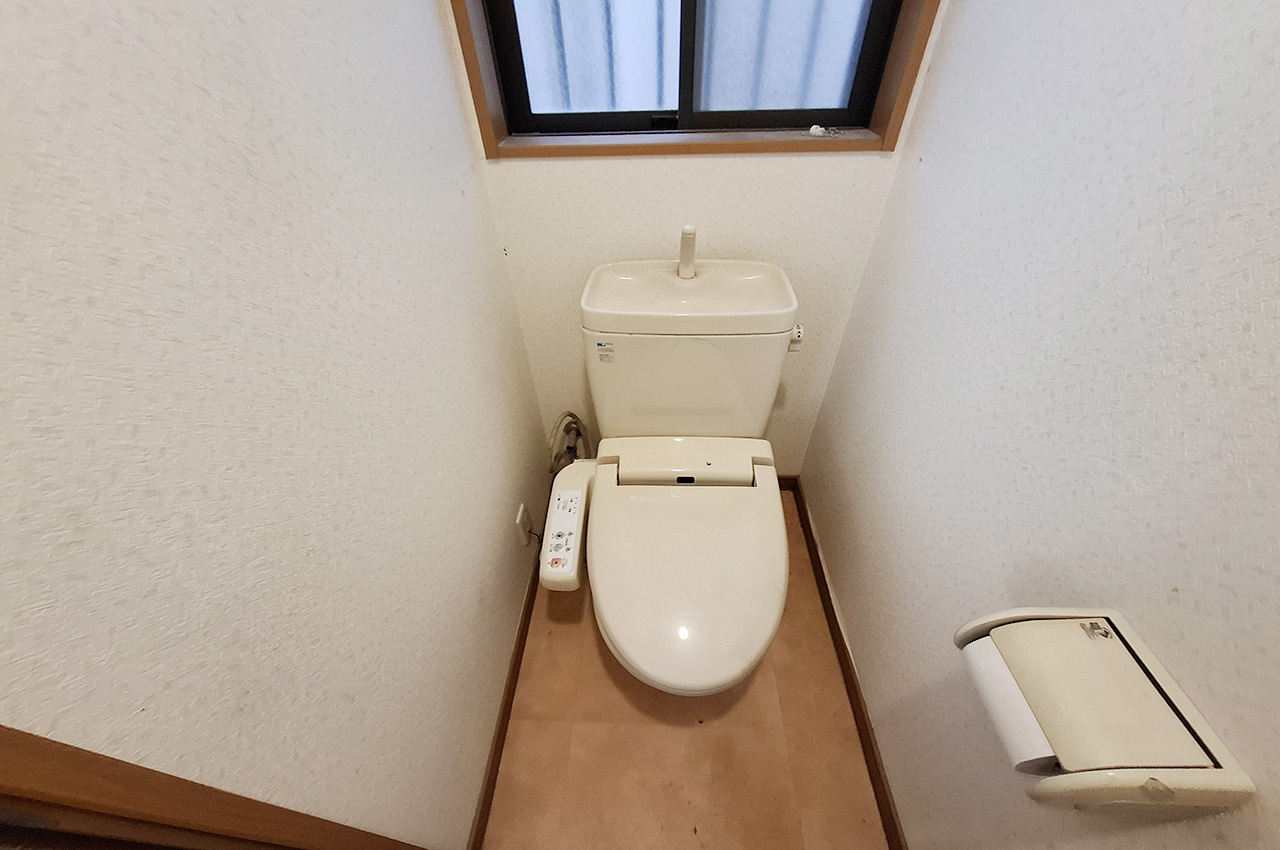 和泉市唐国町3丁目のトイレ|2Fトイレ：現況のトイレです。別途費用にて定額リフォームパックの相談も可能です。