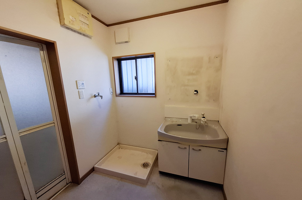 和泉市唐国町3丁目の独立洗面台|洗面室：現況の洗面室です。別途費用にて定額リフォームパックの相談も可能です。