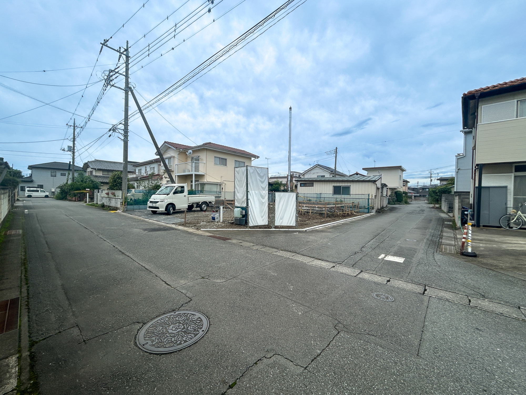 前橋市駒形町1期　新築住宅全1棟の前面道路含む現地写真|閑静な住宅地で子育て家族にピッタリ。毎日のお散歩も快適な緑に恵まれたエリアで、自然に包まれた穏やかな暮らしを実現するための、ゆとりある住環境が整っています。


