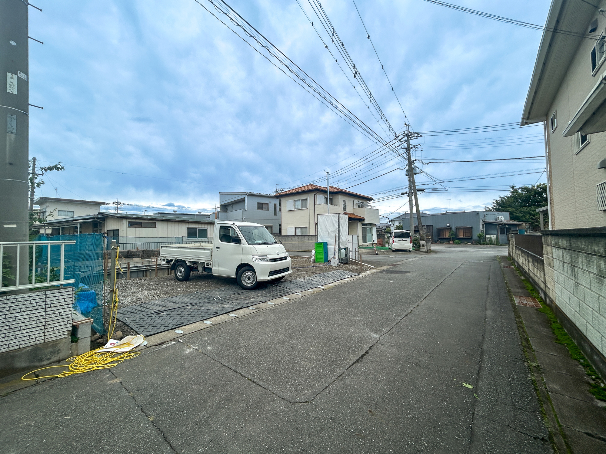 前橋市駒形町1期　新築住宅全1棟の前面道路含む現地写真|低層の一戸建てを中心とした街並みが整然と続き、周辺は高い建物が建っていないので、採光や開放性に恵まれ、空が広く緑の多い閑静な趣を感じる環境です。

