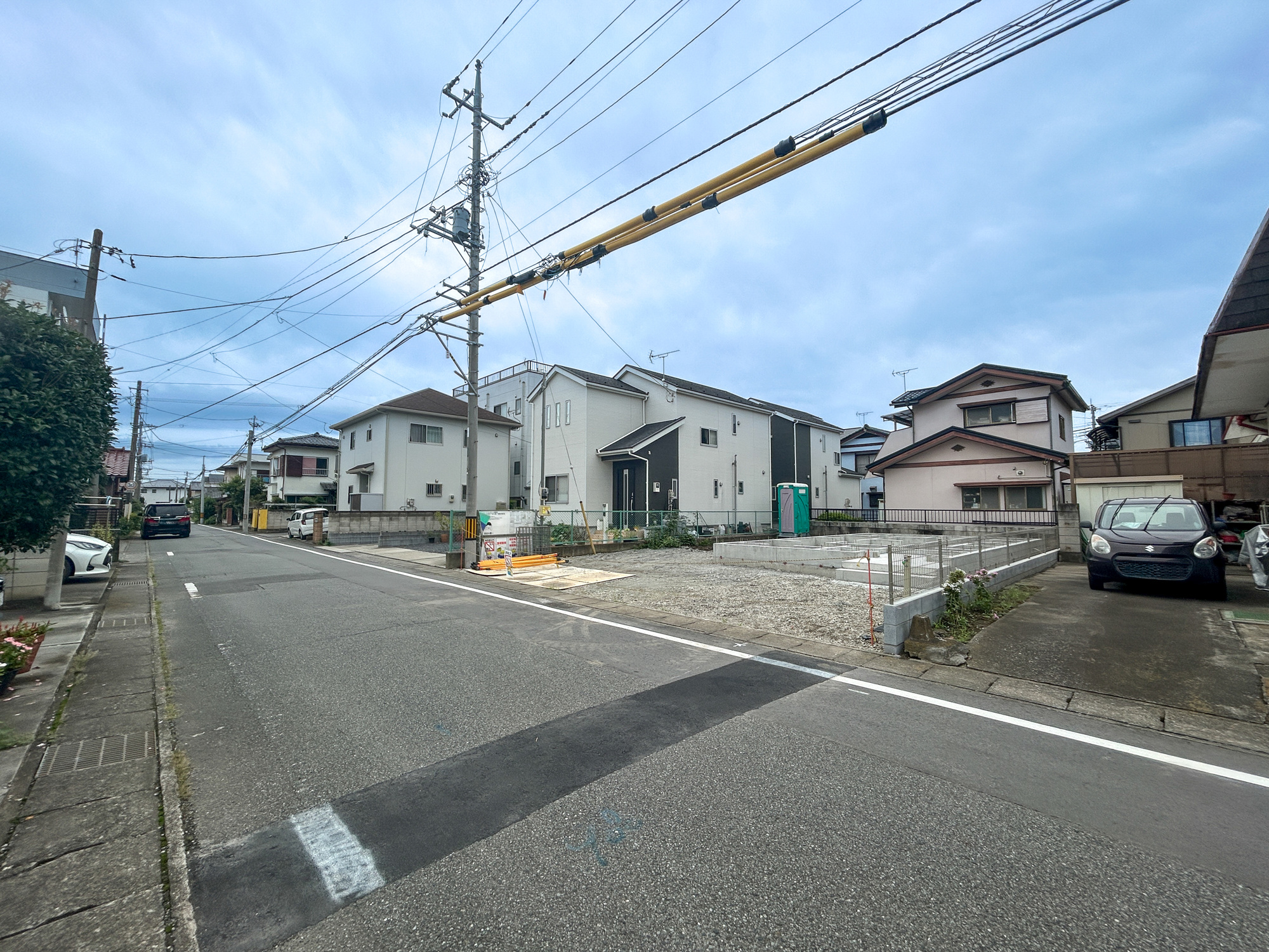 前橋市山王町1丁目　新築住宅全1棟の前面道路含む現地写真|閑静な住宅地で子育て家族にピッタリ。毎日のお散歩も快適な緑に恵まれたエリアで、自然に包まれた穏やかな暮らしを実現するための、ゆとりある住環境が整っています。


