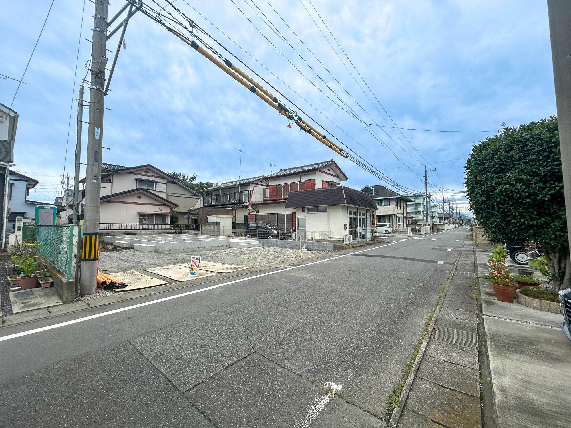 前橋市山王町1丁目　新築住宅全1棟の前面道路含む現地写真|低層の一戸建てを中心とした街並みが整然と続き、周辺は高い建物が建っていないので、採光や開放性に恵まれ、空が広く緑の多い閑静な趣を感じる環境です。

