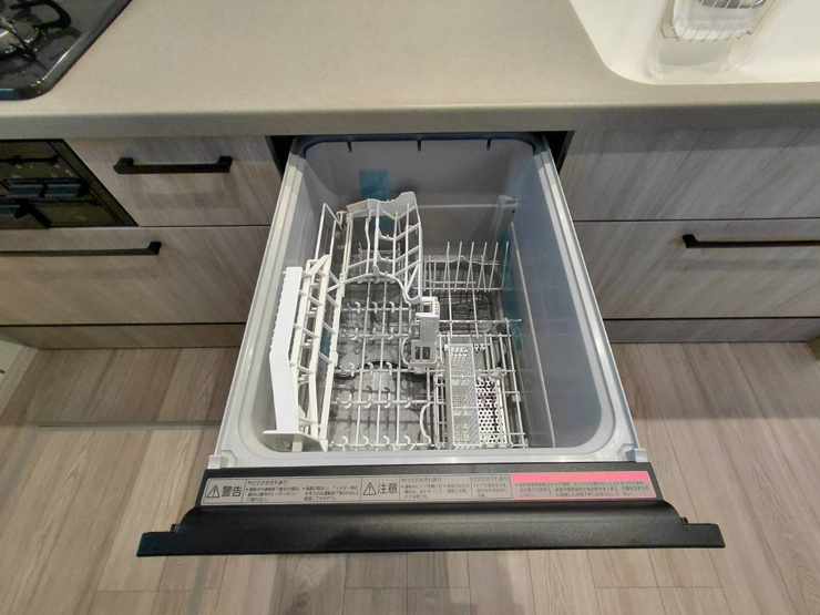【食洗機】キッチンと美しく一体化。手で洗うよりも節水になり、家事の負担も軽減できます。（※システムキッチン付属の設備です。各メーカーの仕様に準じます。）（2026年10月2日撮影）