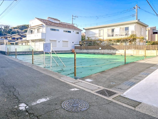 宅地分譲［鎌倉市由比ガ浜１丁目］の前面道路含む現地写真|【建築条件ございません】
お好きなハウスメーカーでの建築が可能です！