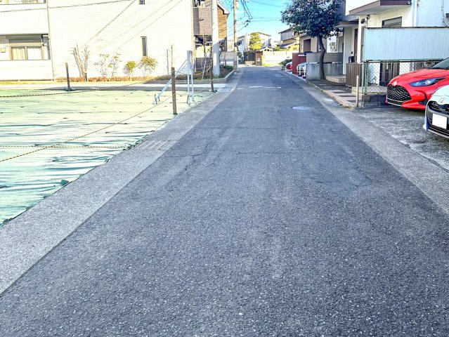 宅地分譲［鎌倉市由比ガ浜１丁目］の前面道路含む現地写真|【建築条件ございません】
お好きなハウスメーカーでの建築が可能です！