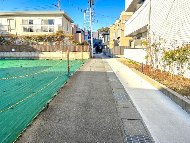 宅地分譲［鎌倉市由比ガ浜１丁目］の前面道路含む現地写真|【建築条件ございません】
お好きなハウスメーカーでの建築が可能です！