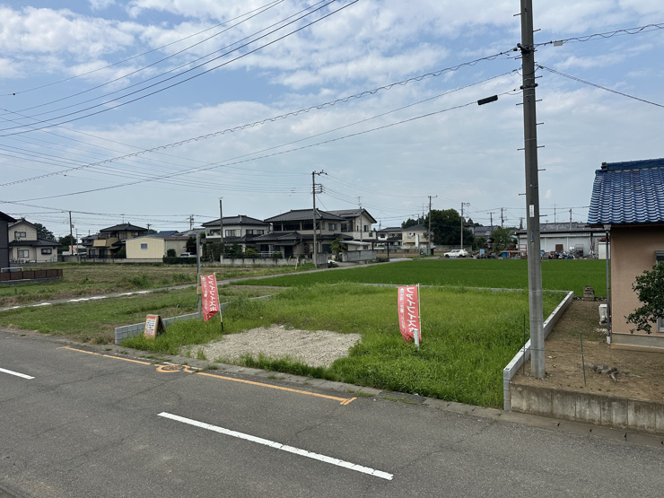 【館林市上三林町全1区画　現地写真】
南側の前面道路は7ｍの幅員がありますので自宅への車庫入れもスムーズに出来て安心・安全です♪