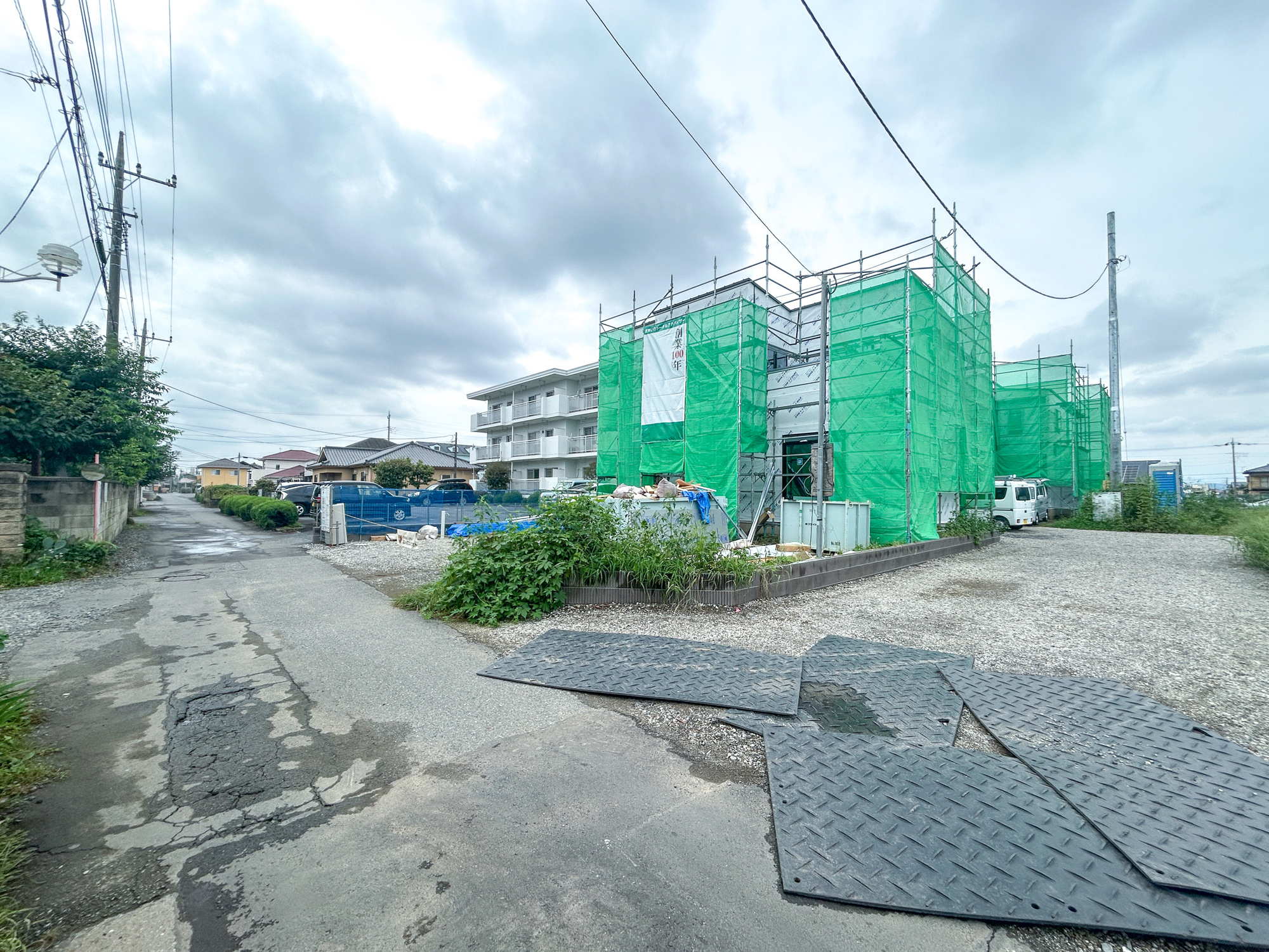 伊勢崎市日乃出町第2期　新築住宅全4棟の前面道路含む現地写真|低層の一戸建てを中心とした街並みが整然と続き、周辺は高い建物が建っていないので、採光や開放性に恵まれ、空が広く緑の多い閑静な趣を感じる環境です。

