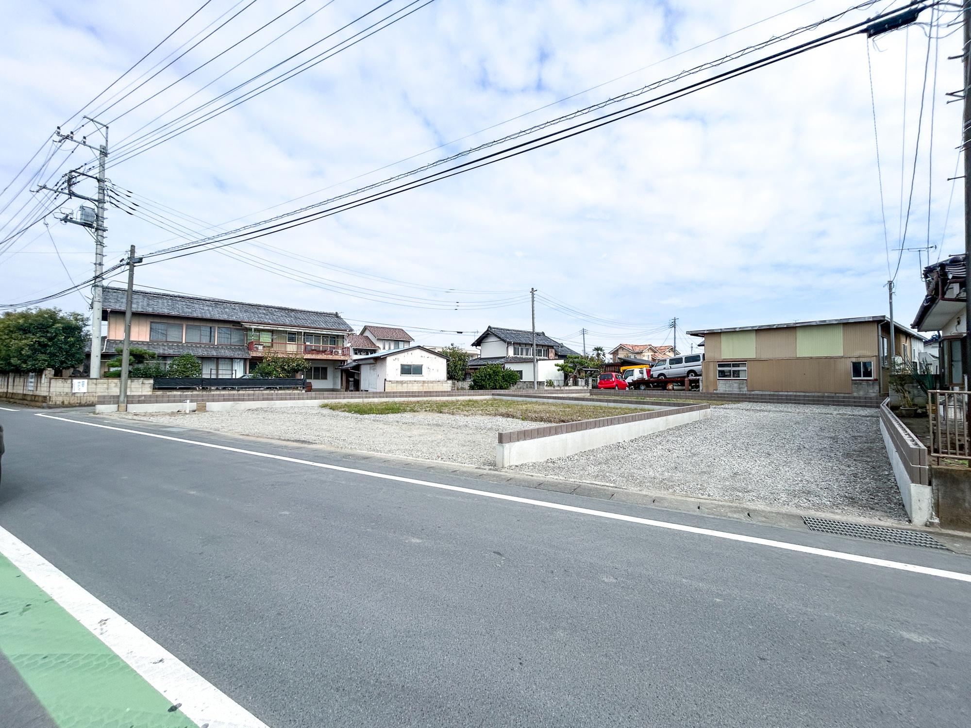 高崎市京目町　新築住宅全2棟の前面道路含む現地写真|閑静な住宅地で子育て家族にピッタリ。毎日のお散歩も快適な緑に恵まれたエリアで、自然に包まれた穏やかな暮らしを実現するための、ゆとりある住環境が整っています。

