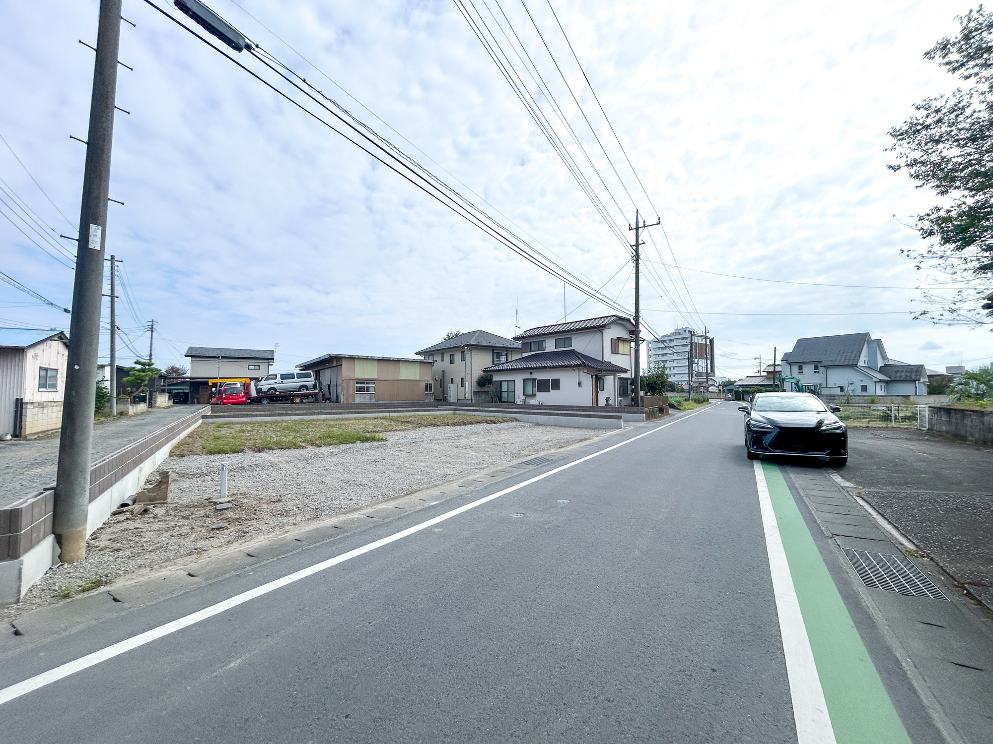 高崎市京目町　新築住宅全2棟の前面道路含む現地写真|低層の一戸建てを中心とした街並みが整然と続き、周辺は高い建物が建っていないので、採光や開放性に恵まれ、空が広く緑の多い閑静な趣を感じる環境です。

