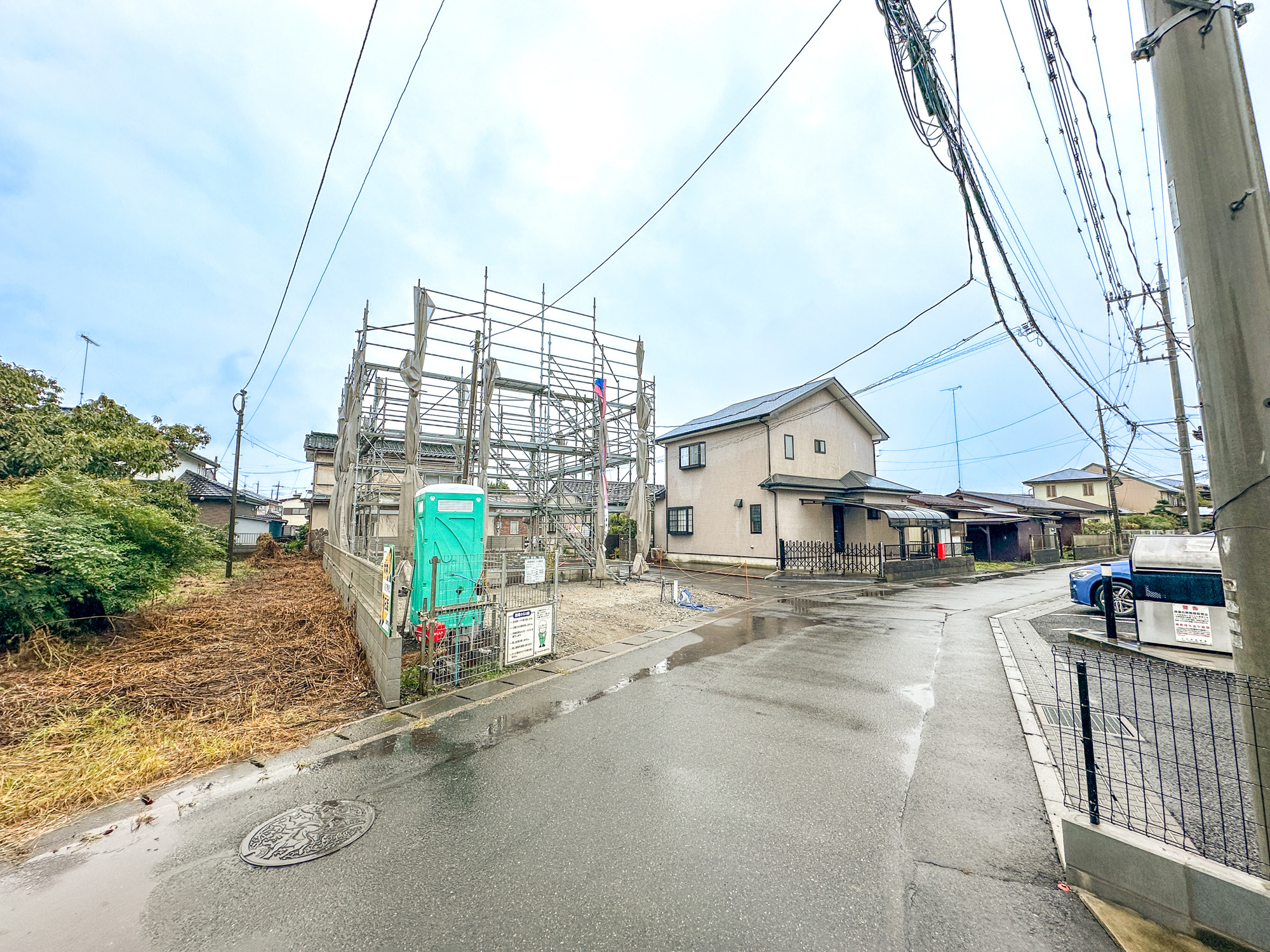 小山市若木町３丁目の新築一戸建の前面道路含む現地写真|閑静な住宅地で子育て家族にピッタリ。毎日のお散歩も快適な緑に恵まれたエリアで、自然に包まれた穏やかな暮らしを実現するための、ゆとりある住環境が整っています。

