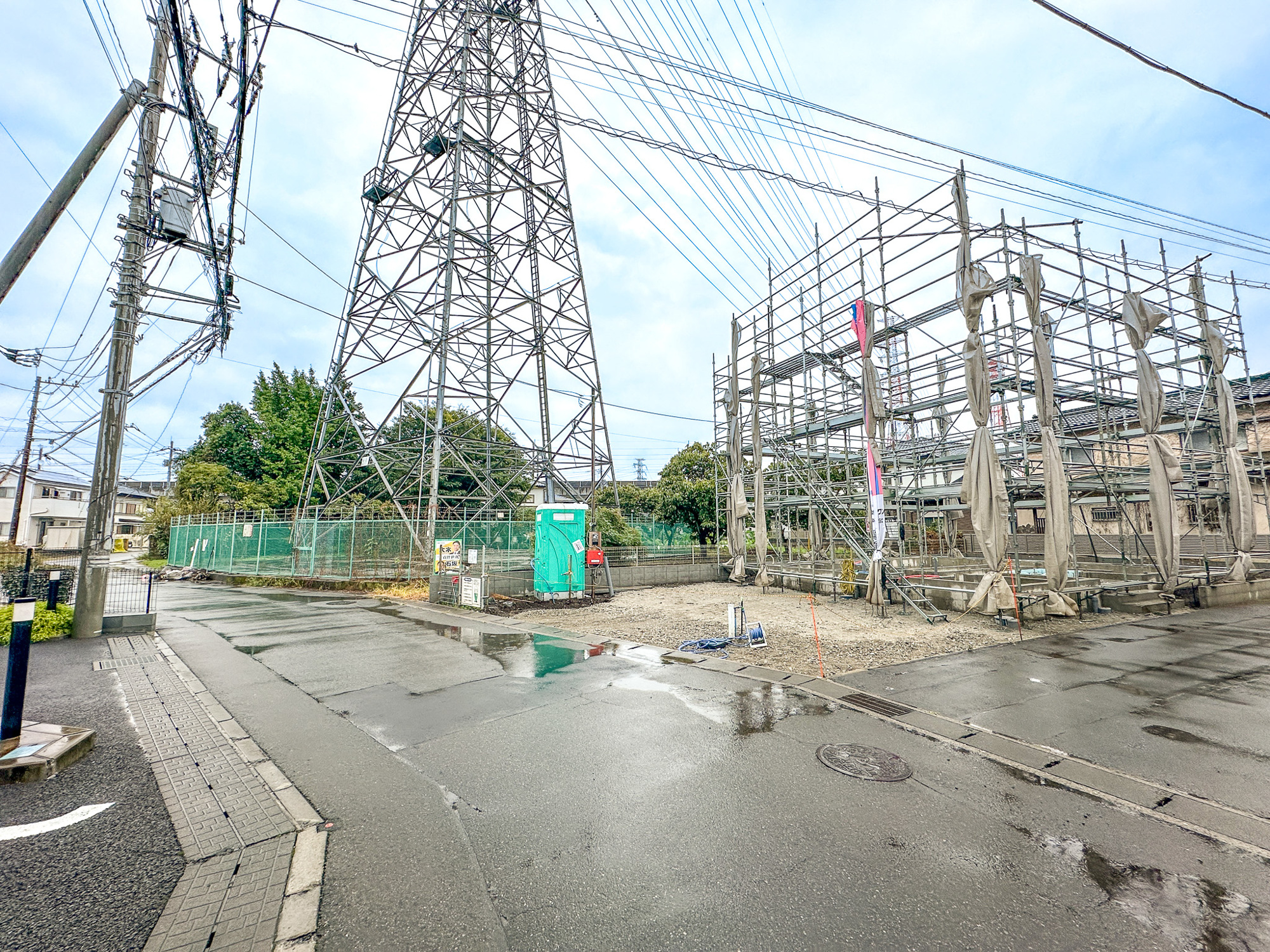 小山市若木町３丁目の新築一戸建の前面道路含む現地写真|低層の一戸建てを中心とした街並みが整然と続き、周辺は高い建物が建っていないので、採光や開放性に恵まれ、空が広く緑の多い閑静な趣を感じる環境です。


