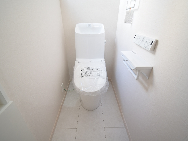 【１Ｆトイレ】1階・2階ともに温水洗浄暖房便座を採用。明るく清潔感のあるトイレは、毎日気持ちよく使える快適な空間です