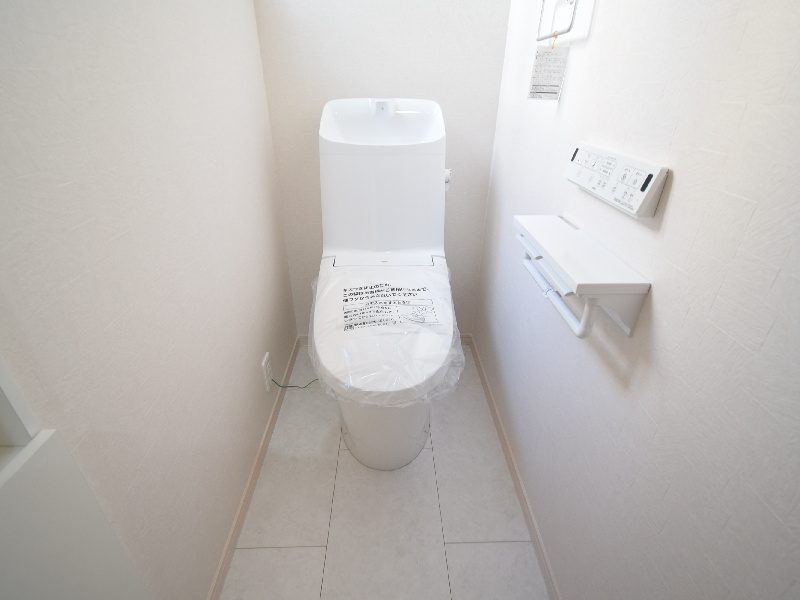 【１Ｆトイレ】1階・2階ともに温水洗浄暖房便座を採用。明るく清潔感のあるトイレは、毎日気持ちよく使える快適な空間です