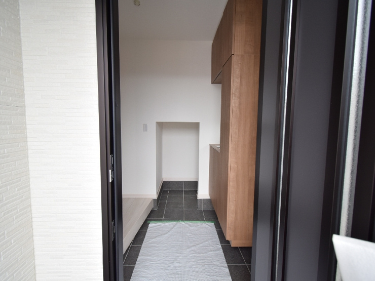 【玄関】玄関を開けるとシューズボックス・土間収納と収納豊富。散らかりやすい玄関も綺麗に保てます