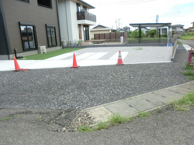 並列4台可能な広さの駐車場です。その他お庭も楽しめます。