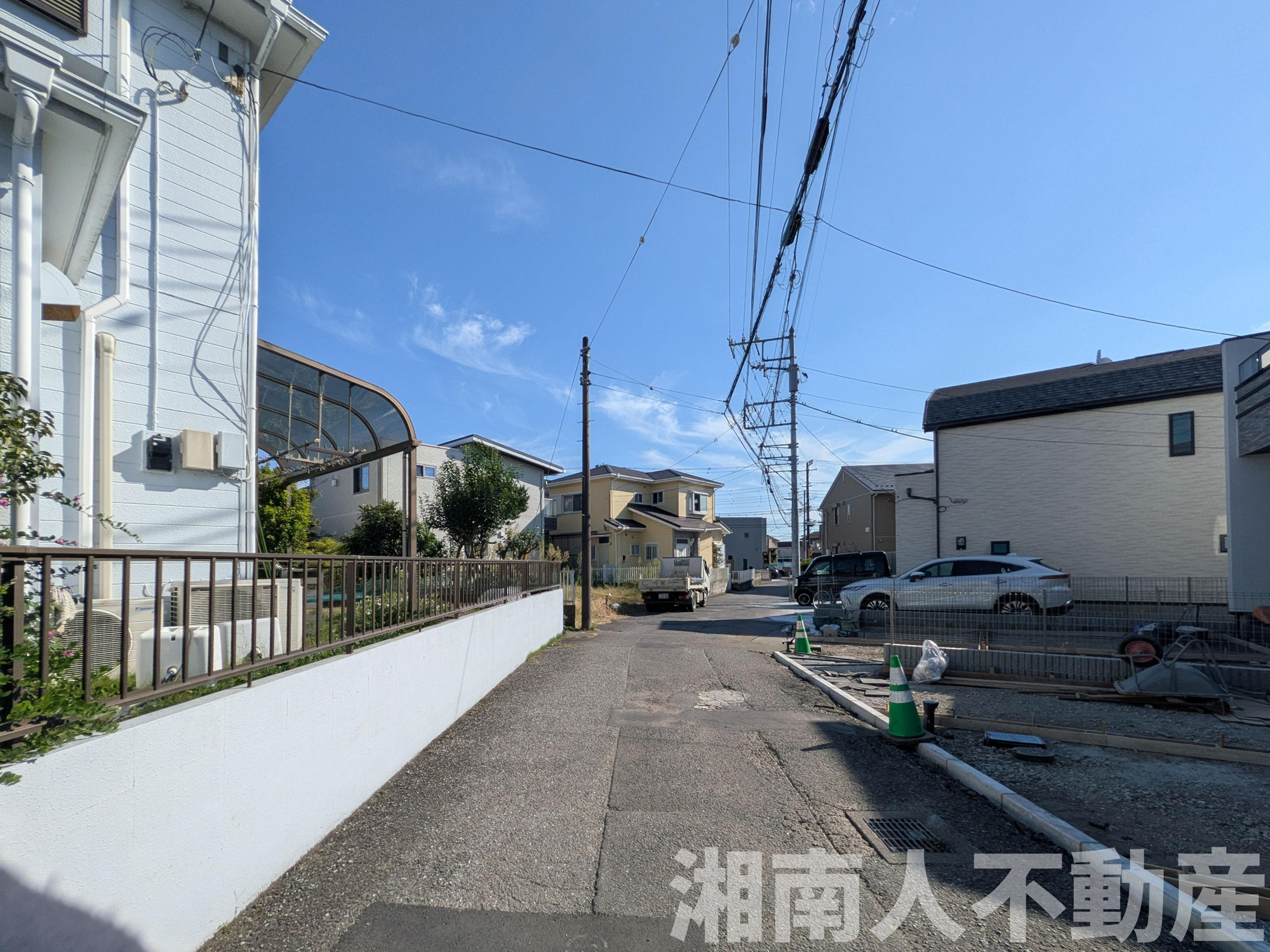 藤沢市辻堂元町２丁目新築戸建て　A号棟の前面道路含む現地写真