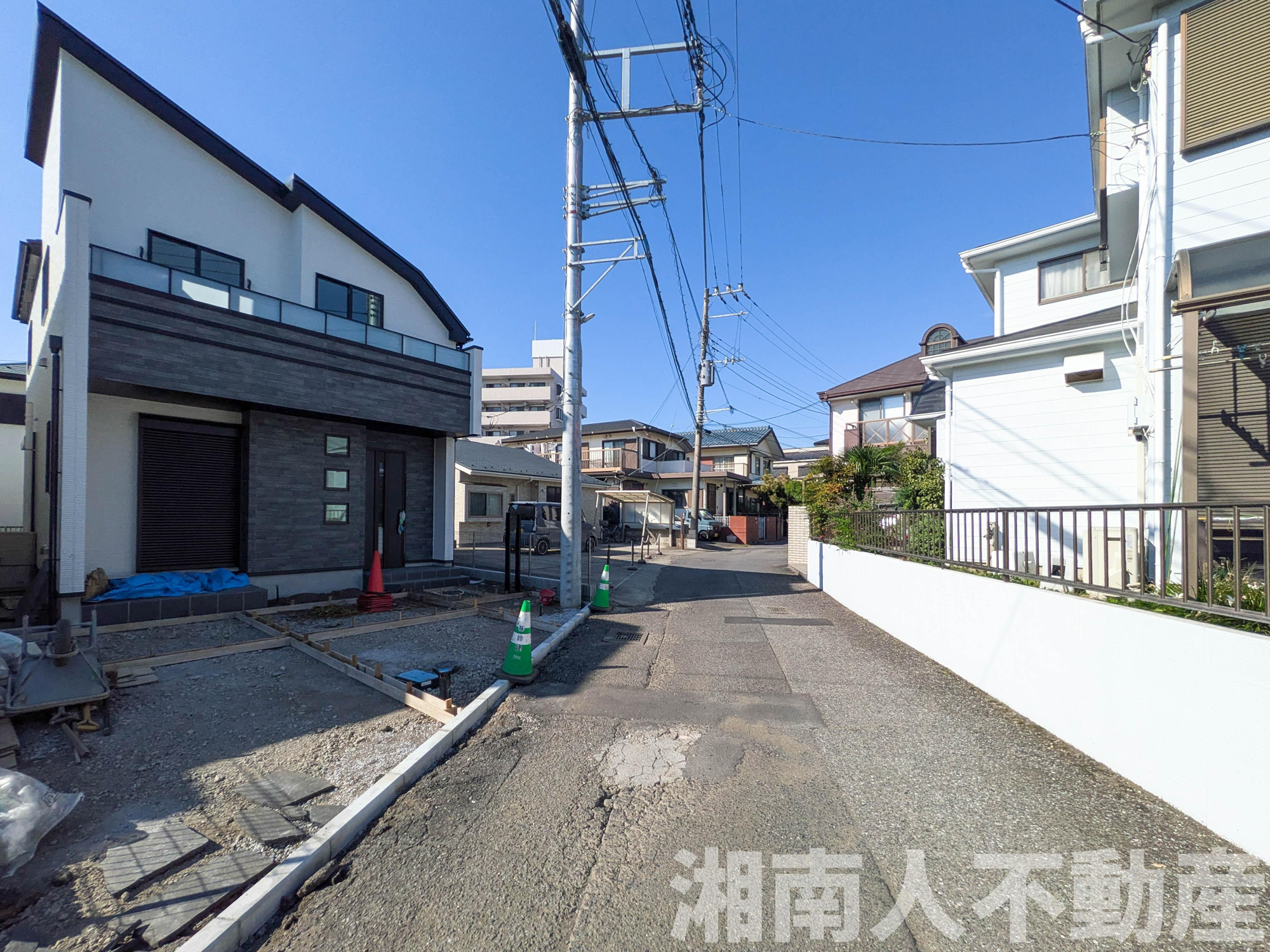 藤沢市辻堂元町２丁目新築戸建て　A号棟の前面道路含む現地写真