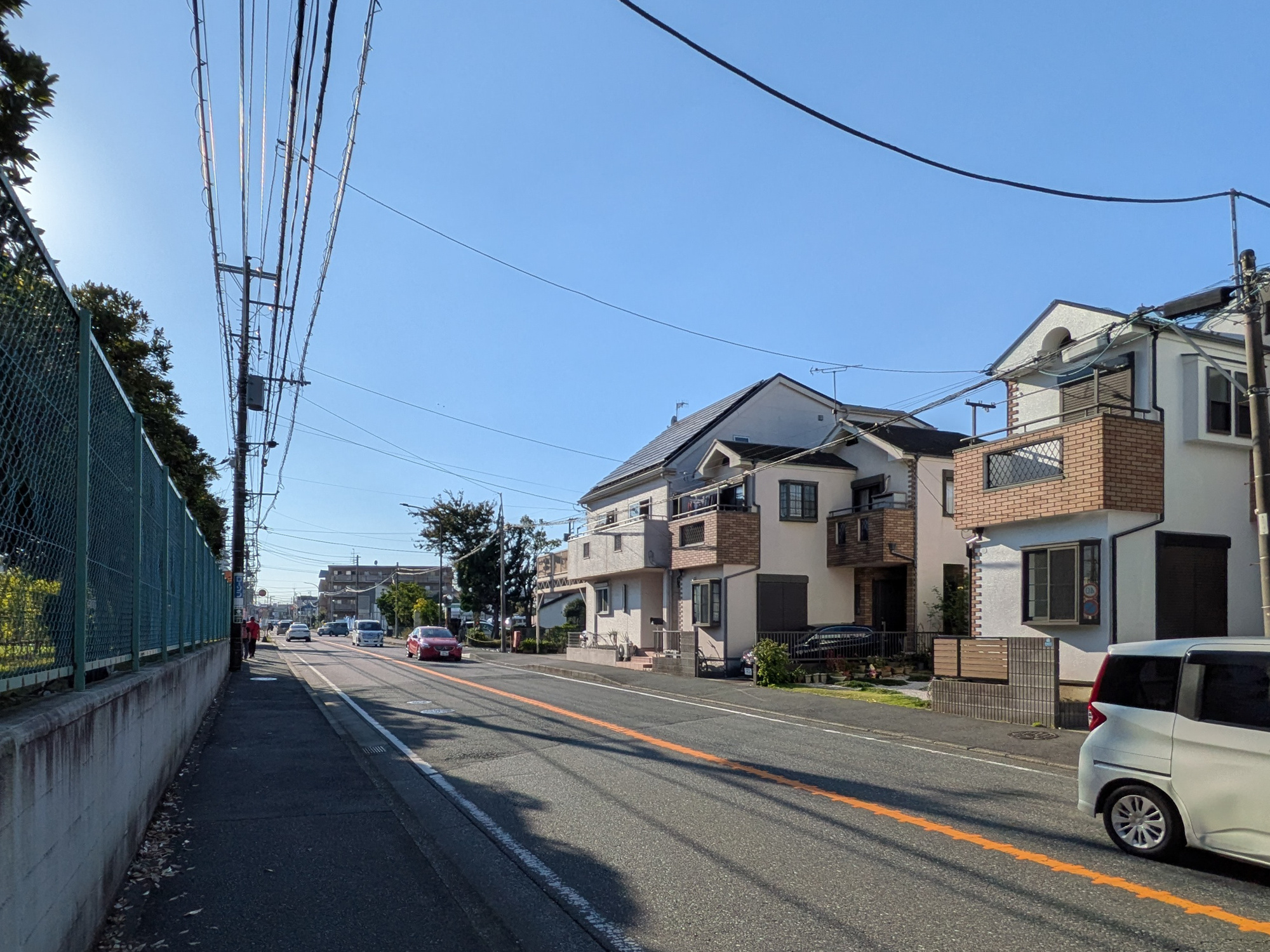 藤沢市羽鳥５丁目の中古一戸建の前面道路含む現地写真