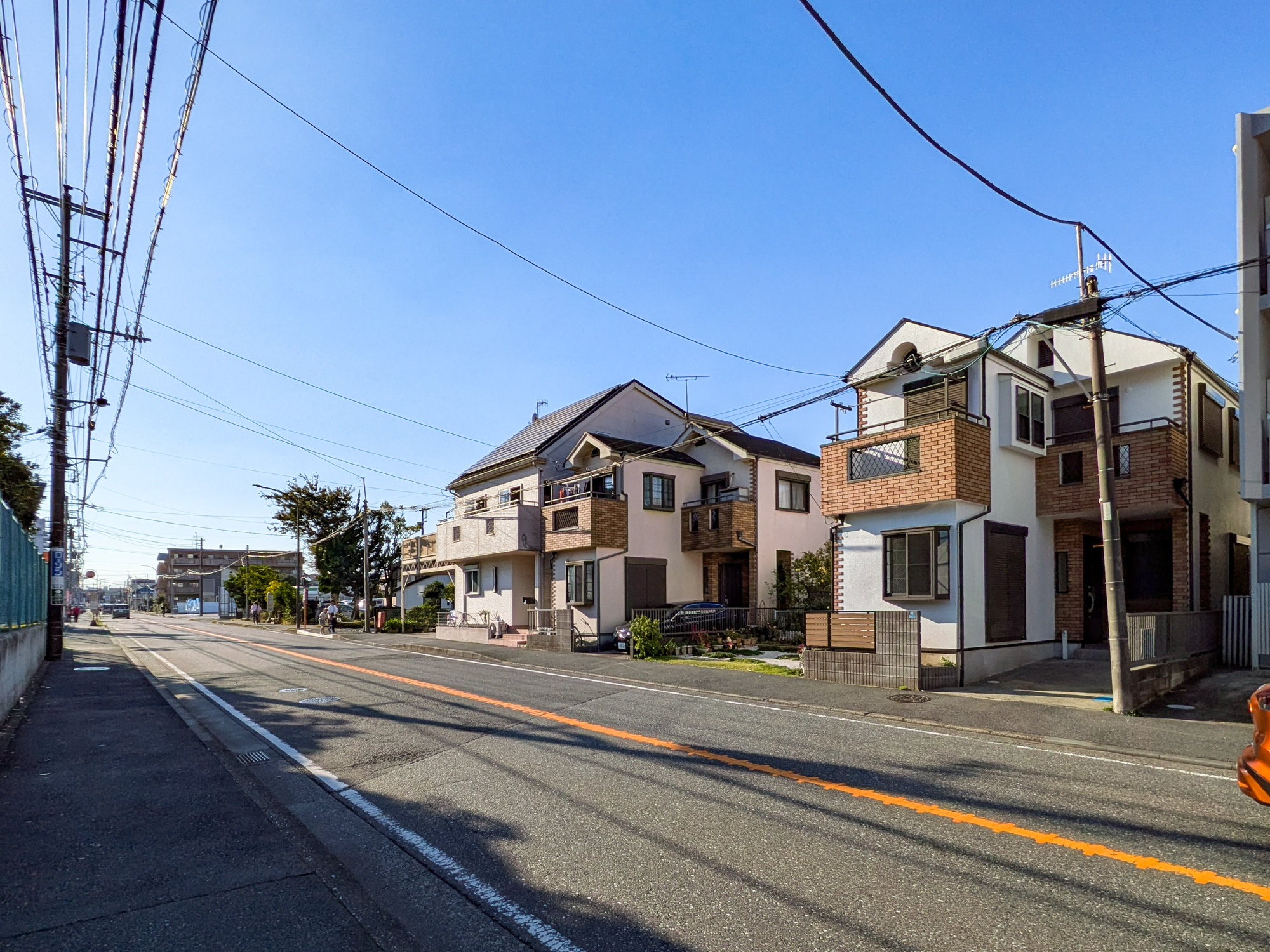 藤沢市羽鳥５丁目の中古一戸建の前面道路含む現地写真
