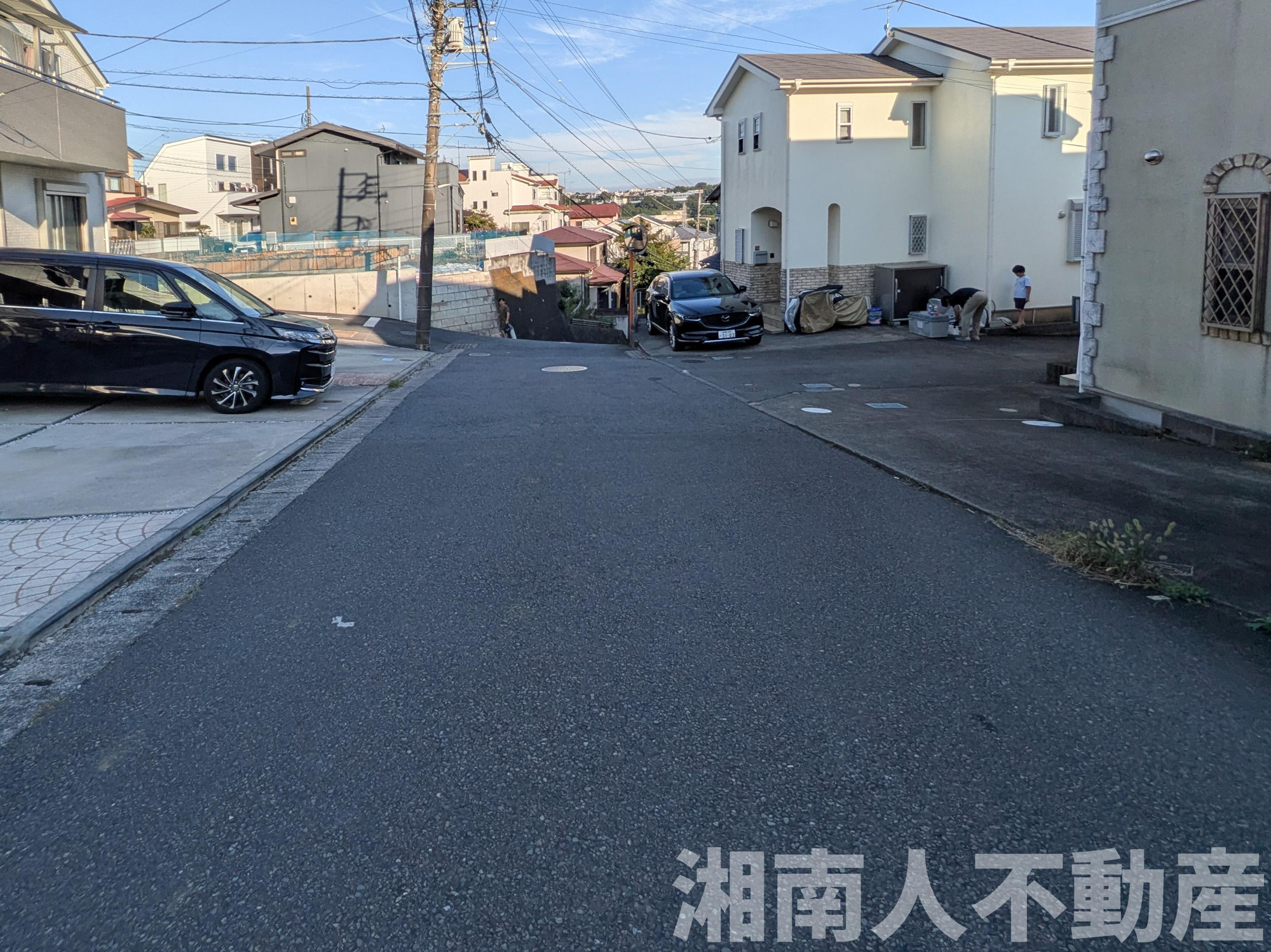 藤沢市白旗4丁目　リフォーム戸建の前面道路含む現地写真|前面道路含む現地写真です