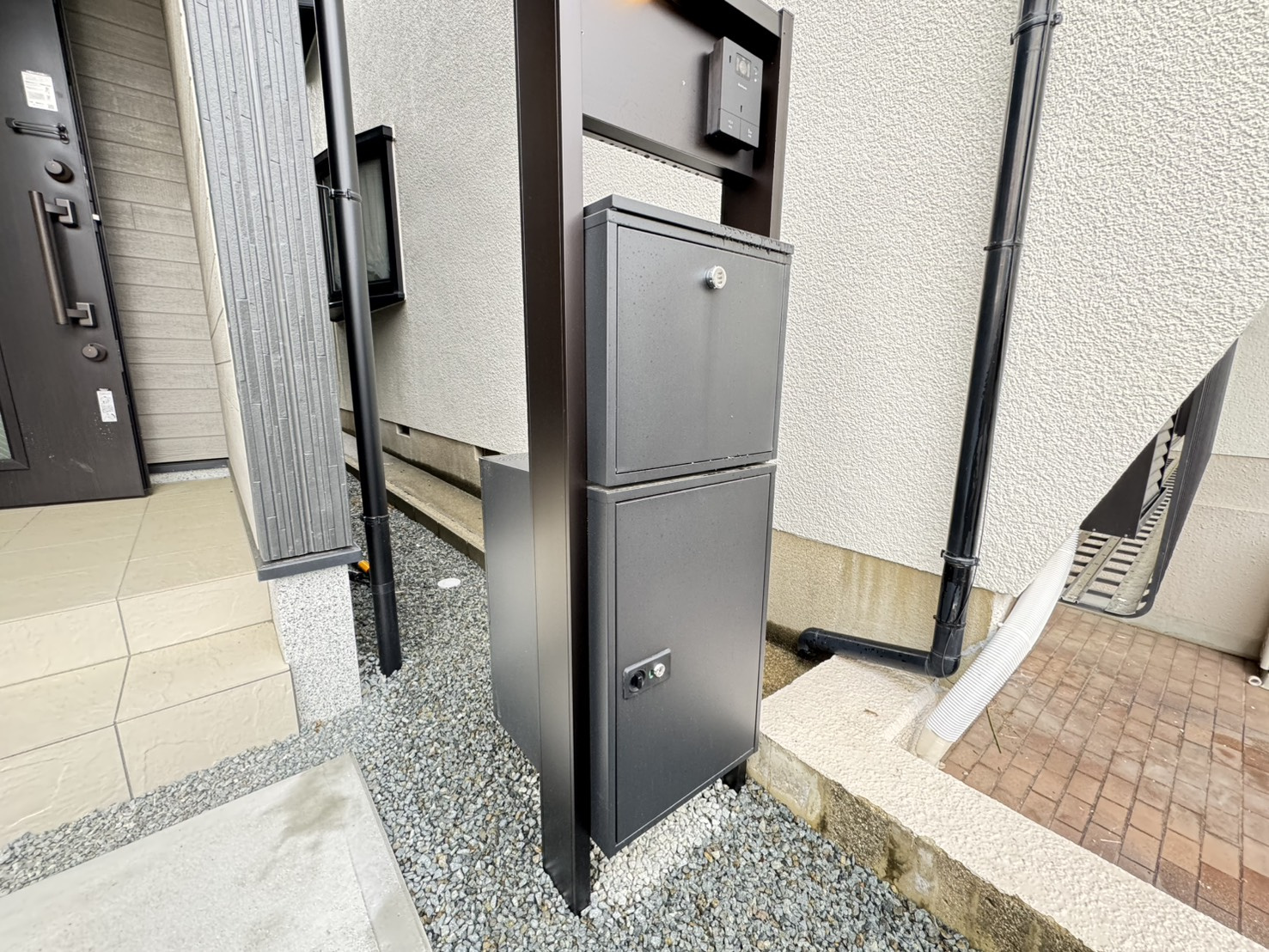 高尾通１丁目新築戸建の設備|宅配ボックス。外出中でも非対面で荷物が受け取れて活躍します。防犯面でも安心感が高く、毎日の暮らしにゆとりが生まれます。