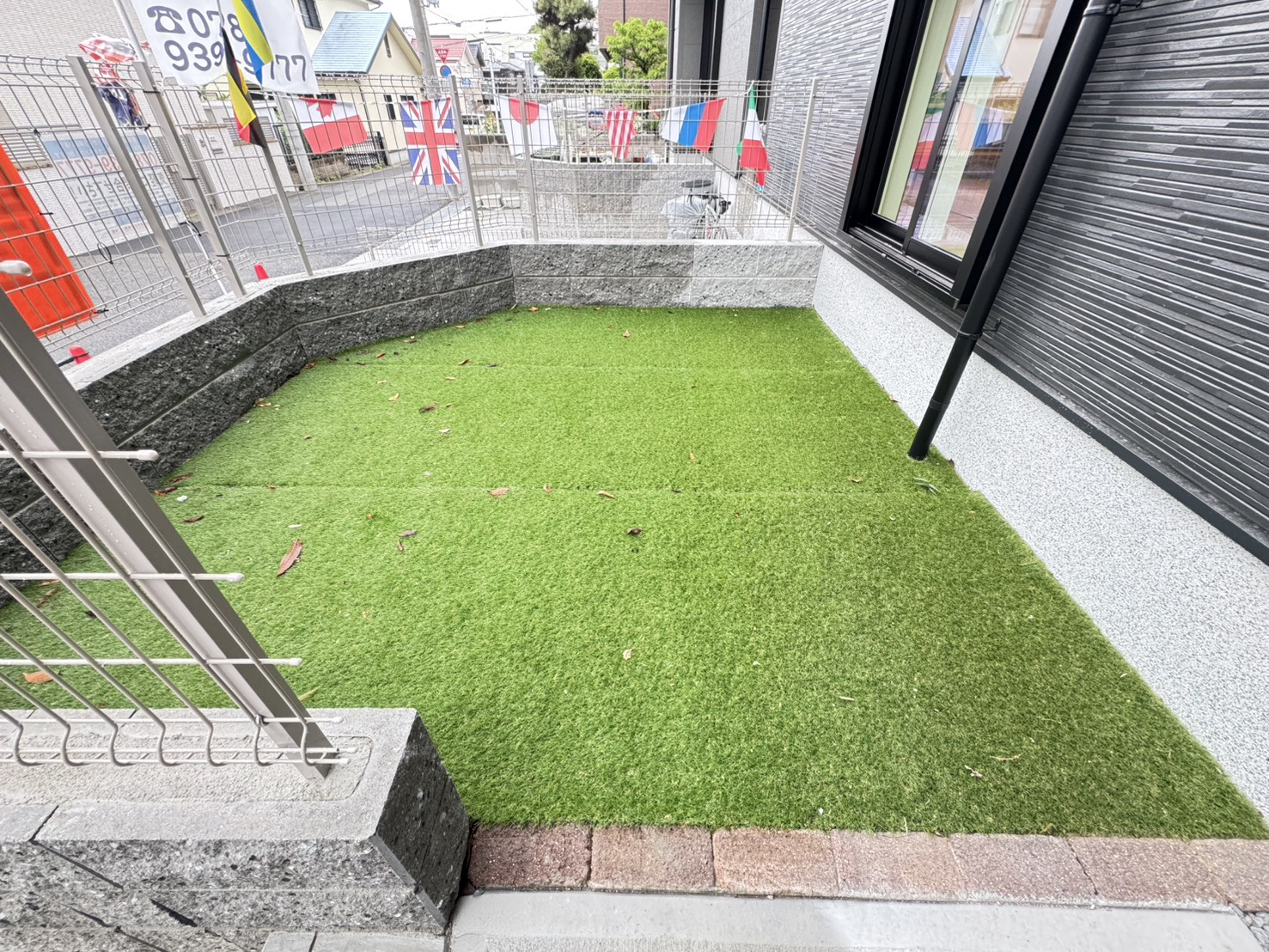 高尾通１丁目新築戸建の庭|南面の陽当りのよいお庭はお子様のプール遊びやビニール遊具を置くのに良いスペース。リビングからお庭で遊ぶお子様の様子を見守れるため安心感がございます。