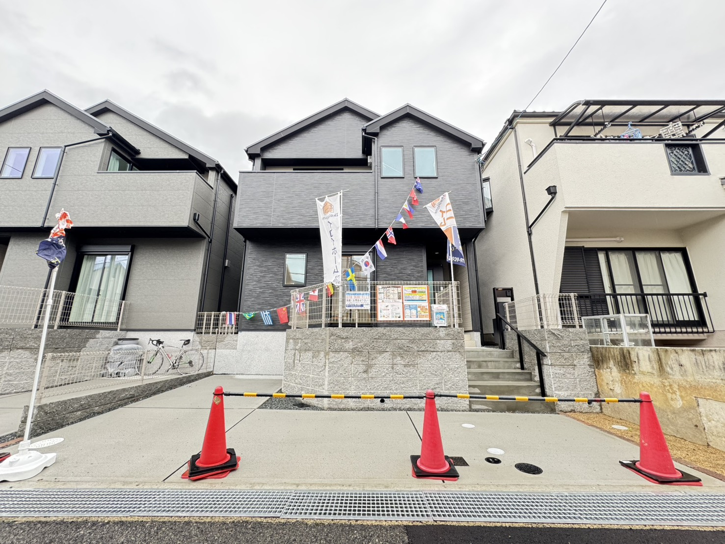 高尾通１丁目新築戸建の外観|長期優良住宅の２階建て新築戸建・南向きのため陽当り良好。敷地110.13㎡（約33坪）・建物104.91㎡（約31坪）・車２台駐車可能です。