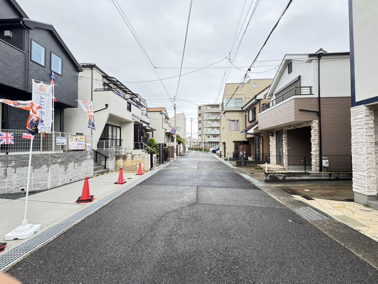 高尾通１丁目新築戸建の前面道路含む現地写真