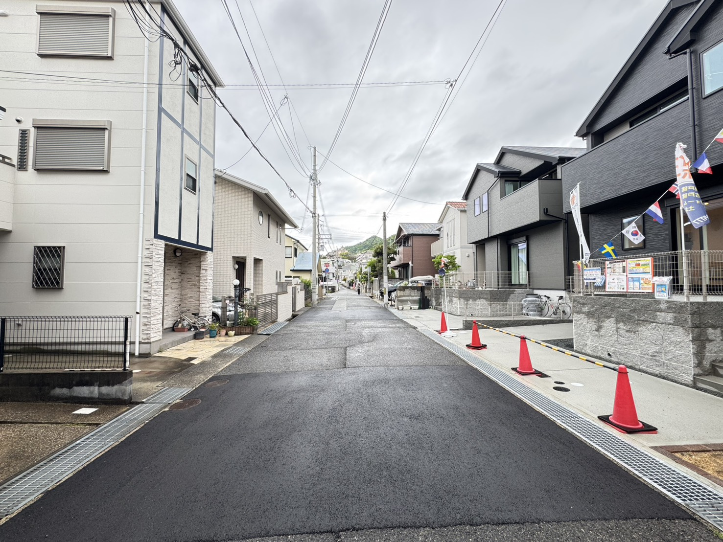 高尾通１丁目新築戸建の前面道路含む現地写真