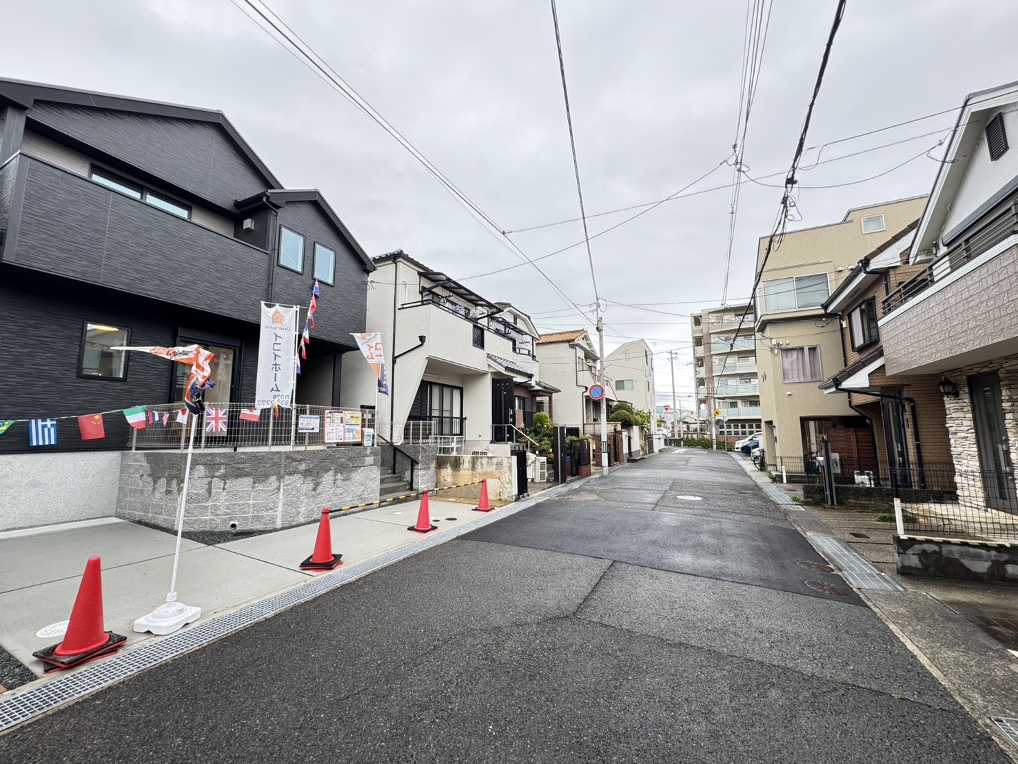 高尾通１丁目新築戸建の前面道路含む現地写真|前面道路が広々約６ｍで開放感がございます。