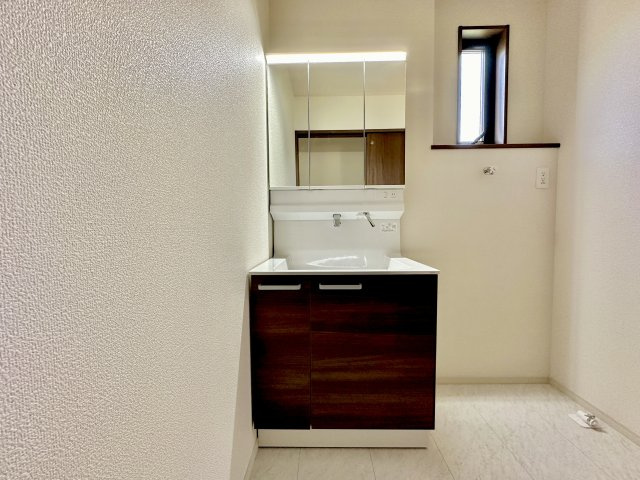 那須塩原市東三島３丁目の新築一戸建の独立洗面台|【同社施工例】広く、明るい洗面スペースで朝の身支度も快適に♪３面鏡で髪のセットやお化粧もストレスなくこなせ、鏡の裏にはたっぷりと収納スペースを標準装備！
