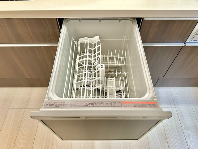 那須塩原市東三島３丁目の新築一戸建の設備|【同社施工例】食洗機は手洗いに比べ節水でき、高温洗浄で油汚れもスッキリ。忙しいママの強い味方ですね♪
