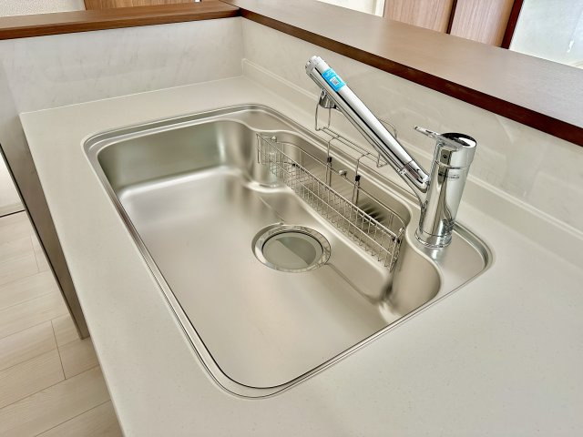 那須塩原市東三島３丁目の新築一戸建の設備|【同社施工例】浄水機能付シャワー水栓は、浄水器ごと蛇口が引き出せるから、ポットやお鍋などに浄水を注ぐときやシンクを洗う時に便利です♪
