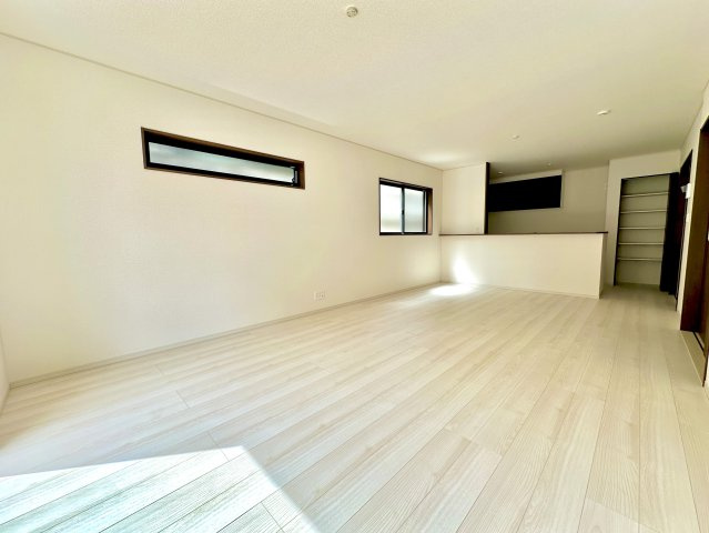 那須塩原市東三島３丁目の新築一戸建の居間・リビング|【同社施工例】室内にいても、たっぷりの陽光と爽やかな風を感じて頂ける、開放感あふれるリビングです。
ご家族と穏やかに過ごす、心地の良い時間が流れます。　