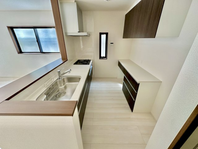 那須塩原市東三島３丁目の新築一戸建のキッチン|【同社施工例】収納が多いのでキッチンの上は常にきれいに保てます！！
お料理がしたくなるそんな嬉しい・楽しいキッチンです♪
