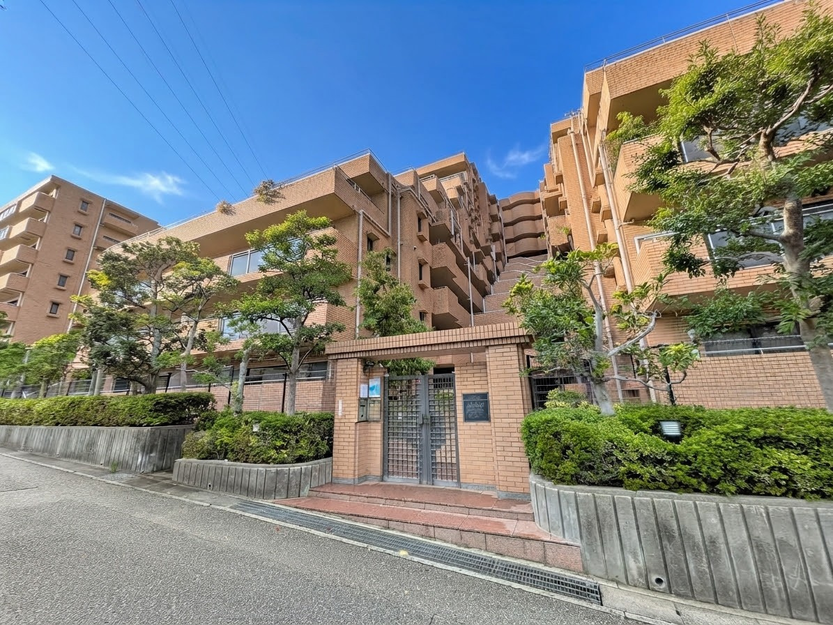 コート芦屋朝日ヶ丘2号棟の外観|総戸数96戸の大規模マンション。外観は重厚感のある鉄筋コンクリート造。