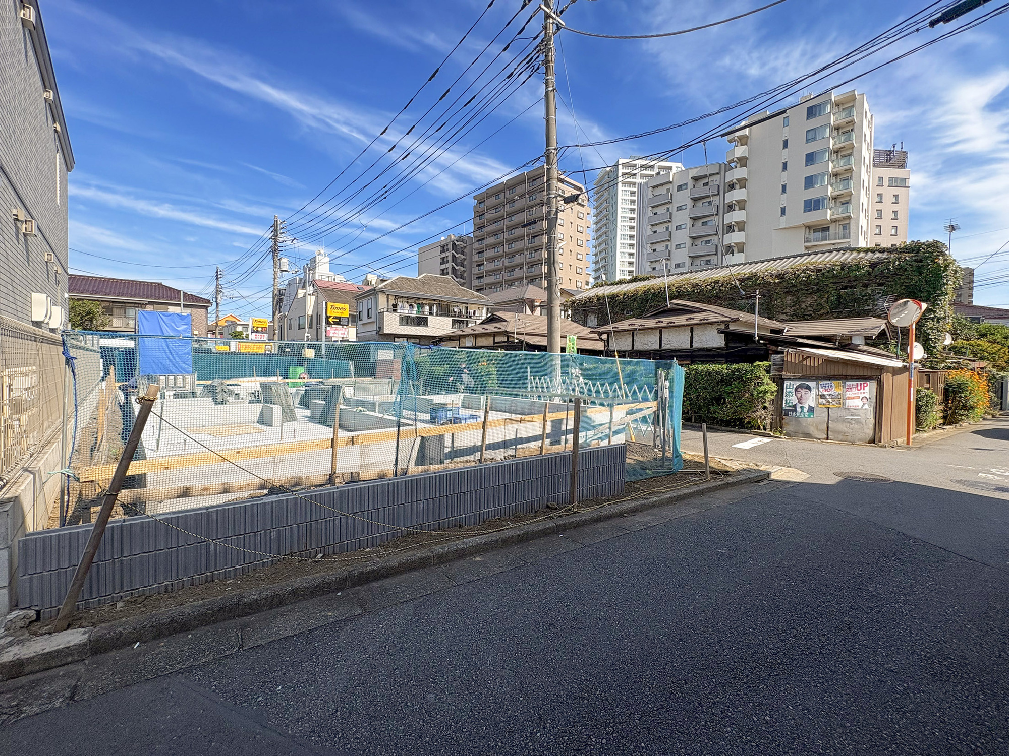 新築分譲［ミラクラス上連雀Ⅲ］の前面道路含む現地写真|現地写真（2026年10月撮影）