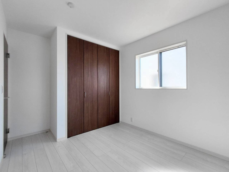 【２号棟：洋室B】こちらも5.1帖の子供部屋。シングルベッドと机を置ける広さ。クローゼットも一人分の洋服と荷物はすっきり収納できる大きさです（2026年10月23日撮影）



